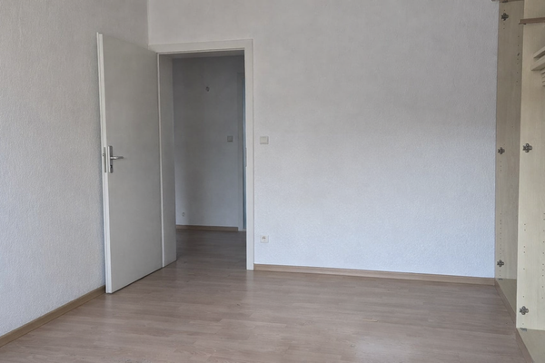 Schlafzimmer ohne Möbel.png