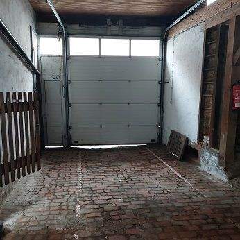 Zufahrt durch ein Rolltor