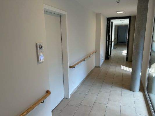 Wohnungseingang mit Videoklingel