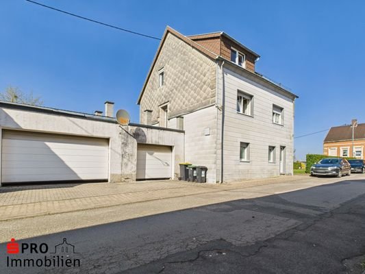 Außenansicht mit Garagen
