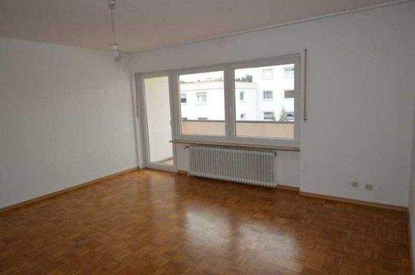 Wohnzimmer mit Südbalkon