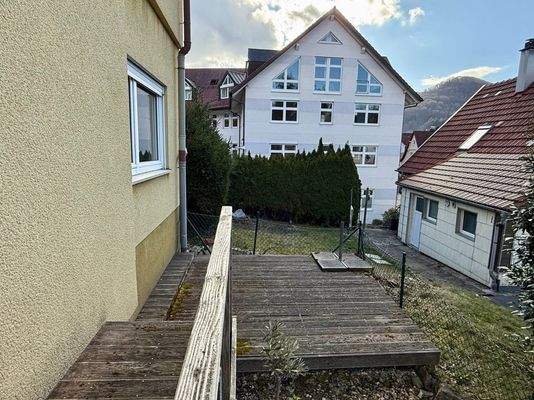 Sonnige Holzterrasse im Grünen