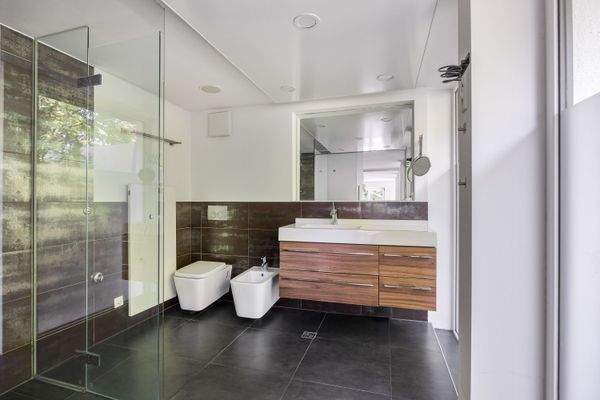 Badezimmer mit ebenerdiger Dusche