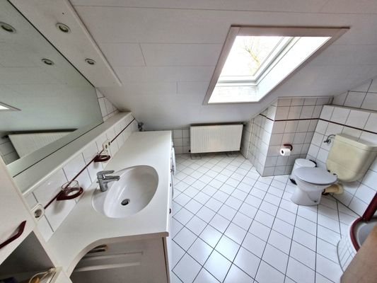 das Bad im Dachgeschoss