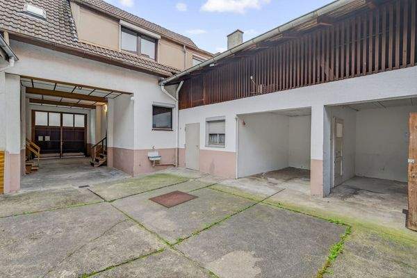 Hof mit Unterstellplätze