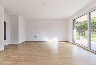 Freudlich und hell dank großer Fensterfront