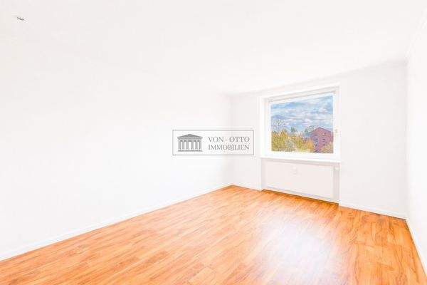 Homeoffice oder Schlafzimmer mit Blick ins Grünee