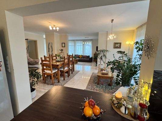 Blick aus der Küche ins Esszimmer