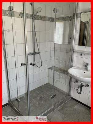 Tageslichtbad im Obergeschoss mit altersgerechter Dusche
