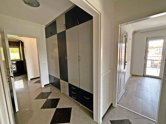 Flur (Garderobe) + Schlafzimmer