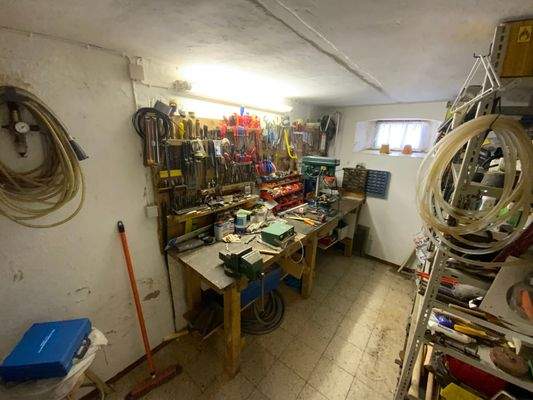 kleine Werkstatt im Keller