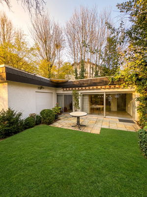 Haus außen Terrasse.jpeg