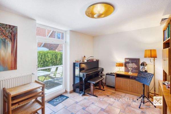 Vom Büro erreichen Sie die Terrasse mit Süd-West Ausrichtung