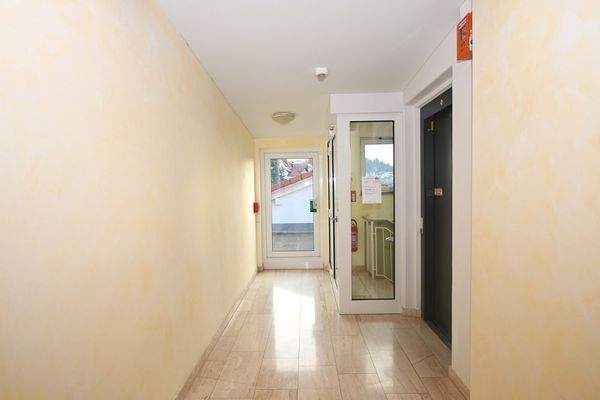 Außenbereich Flur mit Aufzug und Treppenhaus