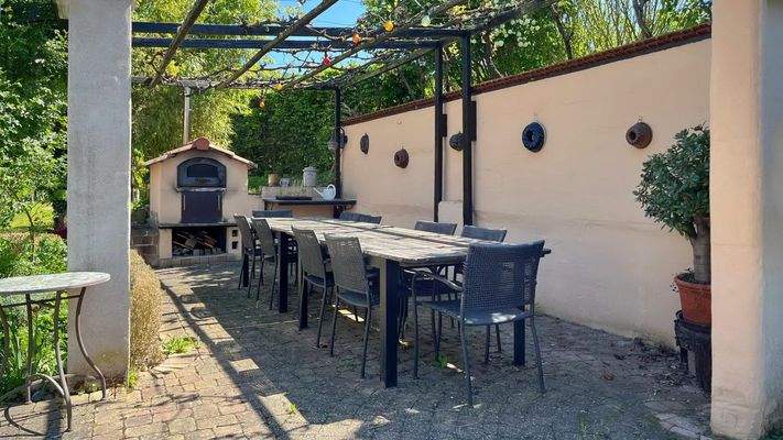 Pergola mit Tafel und Pizzaofen – perfekt für lange Sommerabende