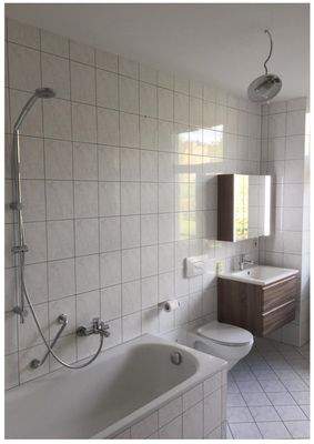 Bad mit Wanne und Fenster, Fliesen deckenhoch