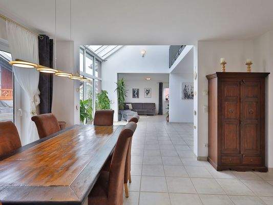 Großzügiger Essbereich mit angrenzender Küche