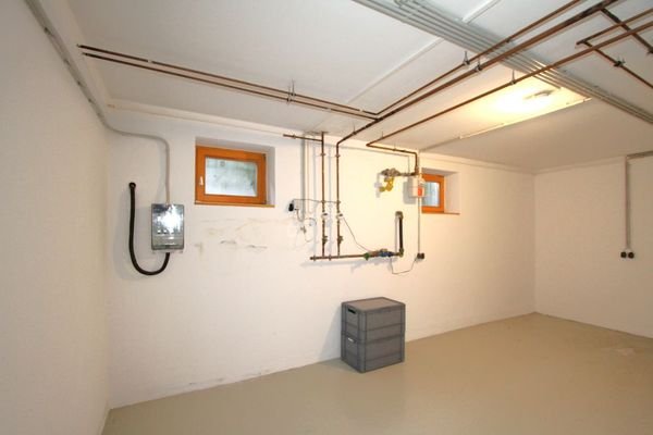 UG  großer Heizungs- u. Hauswirtschaftsraum.