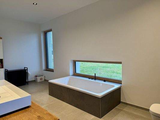 Badewanne mit individuellem Fensterelement