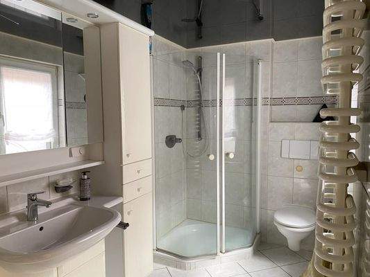 Badezimmer im OG mit Wanne und Dusche