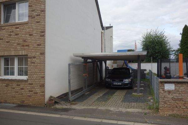 Straßenansicht-Carport.JPG