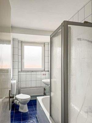 Kompaktes Badezimmer mit Wanne, Dusche und Tageslichtfenster | Wohnung im 2. Obergeschoss links