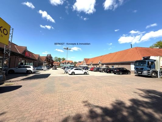 Gesamt Rückansicht mit Parkplatz