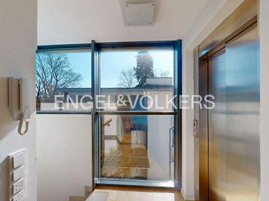 Barrierefreiheit ist durch den exklusiven Aufzug gesichert