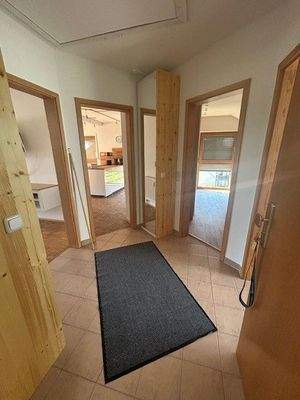 Flur mit Blick vom Wohnungseingang.jpg