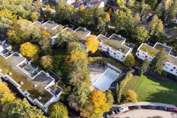 Wohnanlage mit Außenpool