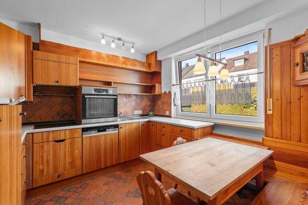 Funktionale Bestandsküche mit Blick in Vorgarten