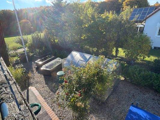 Hochbeete und Gewächshaus