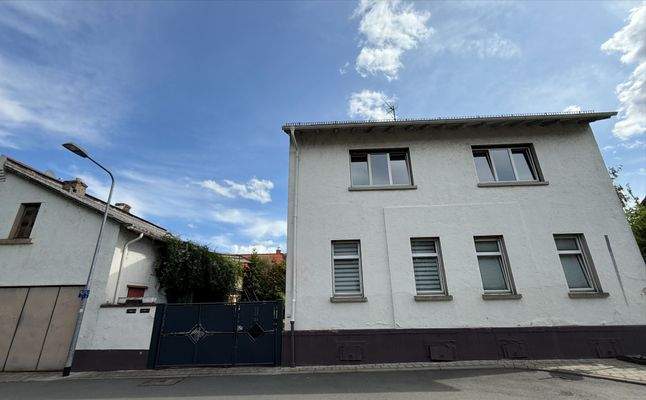 Ansicht mit Garagengebäude