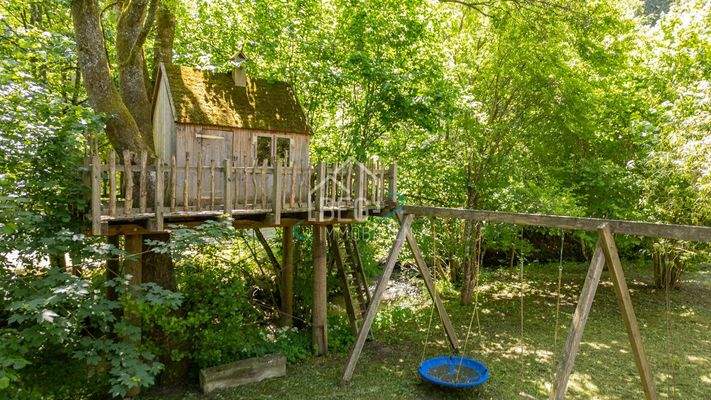 Garten mit Baumhaus und Spielplatz