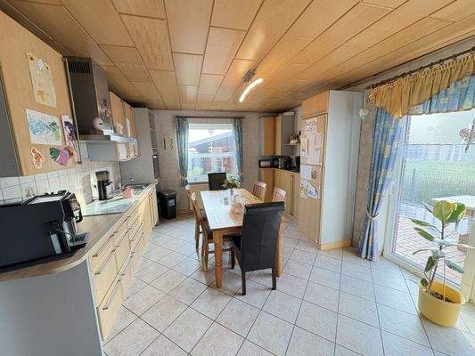 EG Küche mit Einbauküche