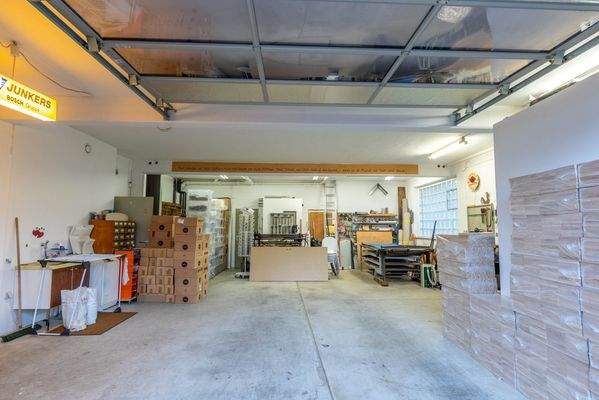 Werkstatt mit Rolltor
