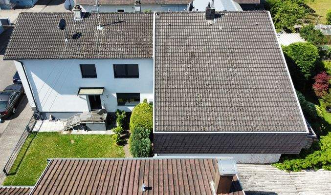 Hausansicht mit Anbau, der NICHT mitverkauft wird 