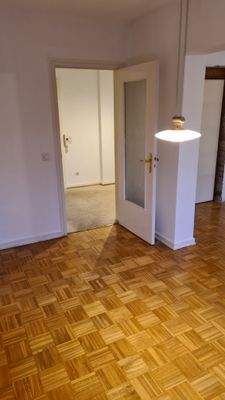 Blick in Richtung Flur vom Wohnzimmer aus