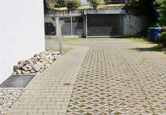 Einfahrt TG und Besucher-Parplätze