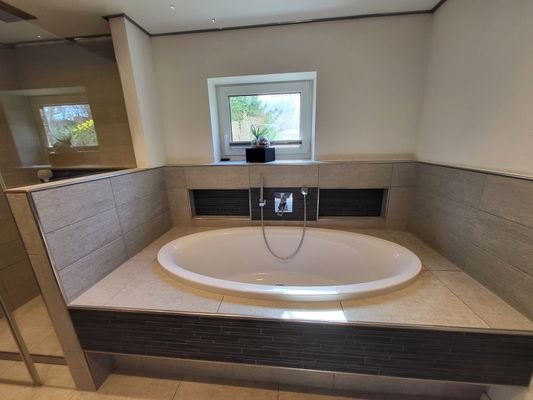 Bad mit moderner großer Badewanne