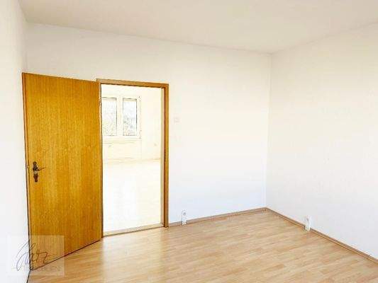 Schlafzimmer mit Blick Richtung Wohnzimmer