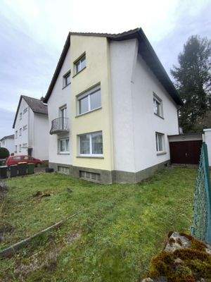 Straßenansicht mit 2. Garage