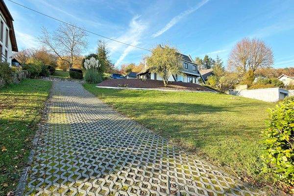 Auffahrt zum Gebäude