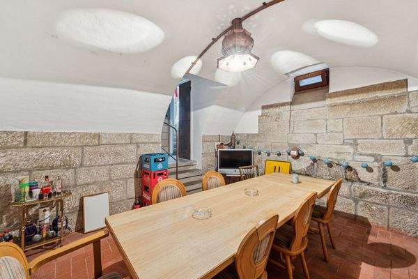 Ausgebauter Hobbyraum mit Fenster im Keller