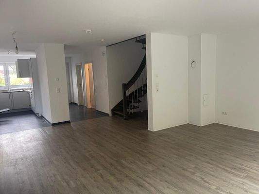 Helles Wohnzimmer mit Küche