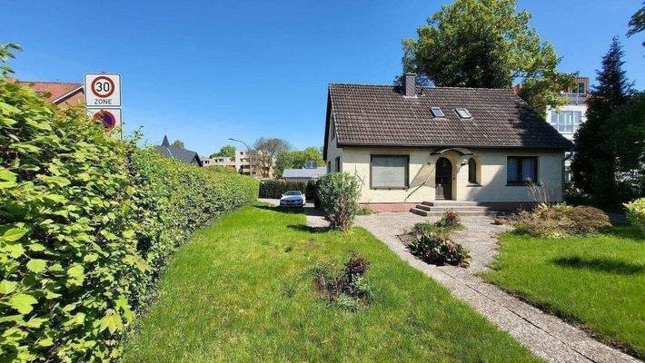 Haus von vorne mit Garten 