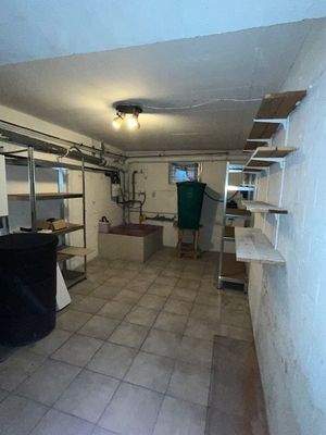 Keller mit Waschmaschinenanschluß