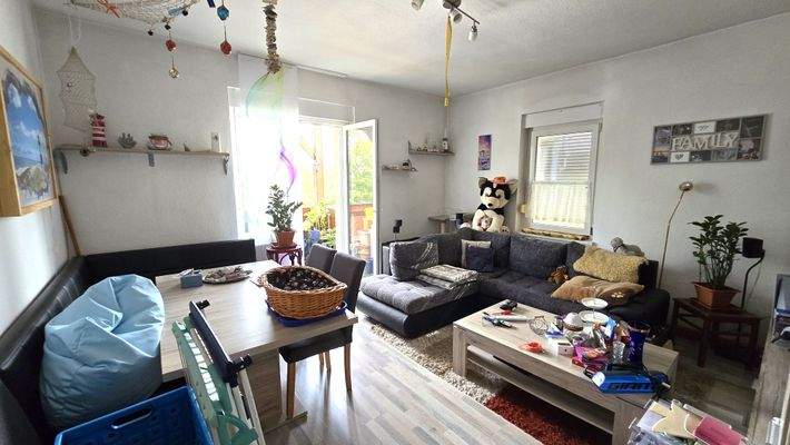 Wohnzimmer mit Balkon.jpg