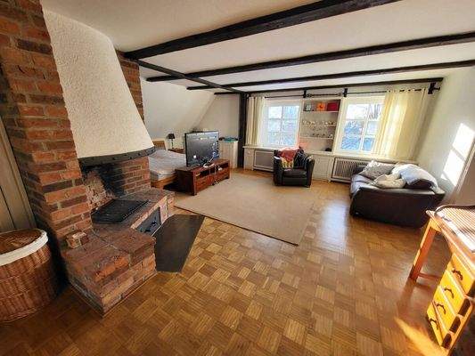 DG: Schlafzimmer mit Kamin