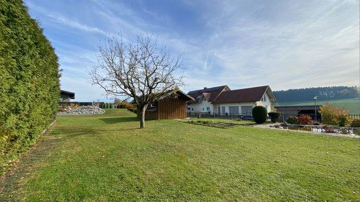 Garten mit Teich und Schuppen